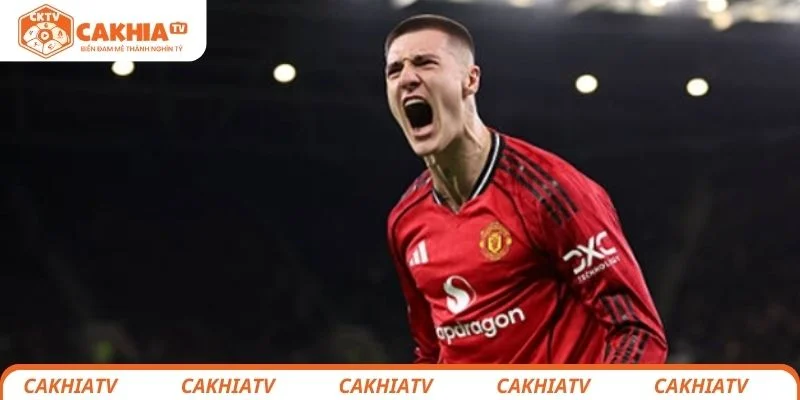 Sesko bùng nổ khiến bài toán của Carrick khá đau đầu.